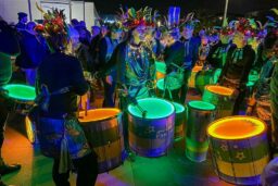 Tambours lumineux, rythmes en mouvement : la musique circule librement et entraîne la foule.