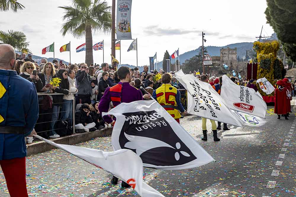 Mimosa - Les lanceurs de drapeau de chaque région participante…