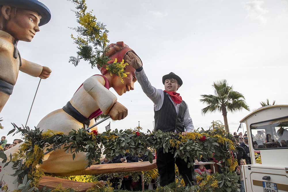 Lancé de mimosa sur le char de Savoie.