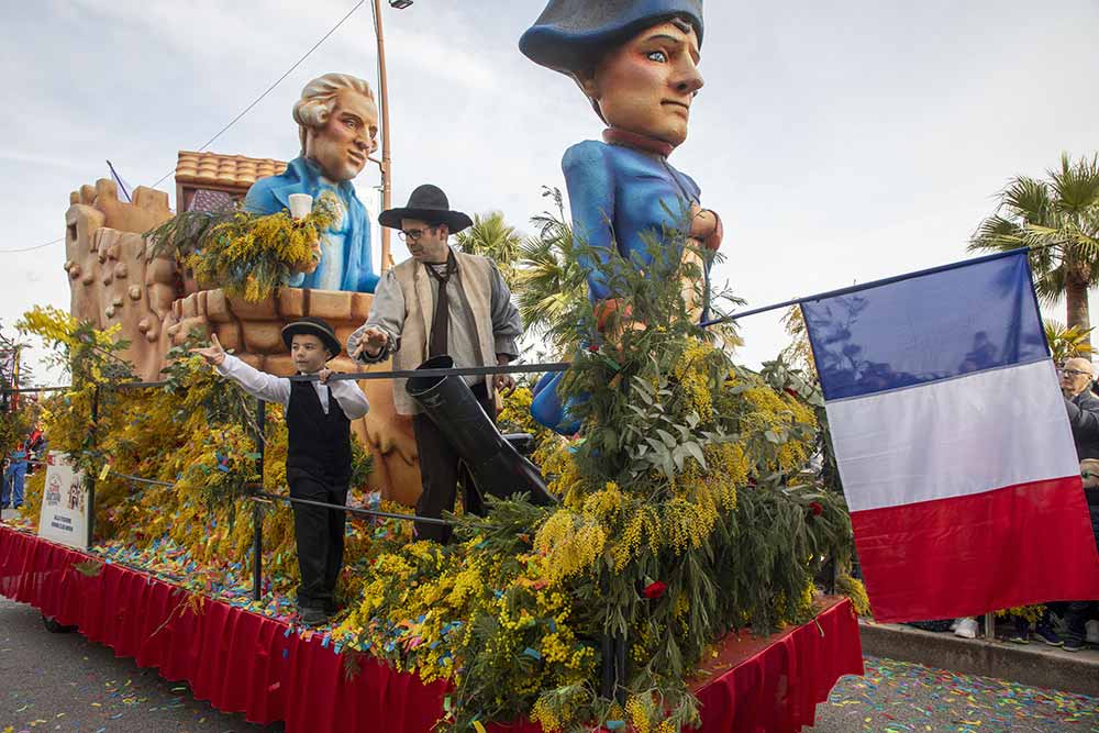 Napoléon en tête du char corse !
