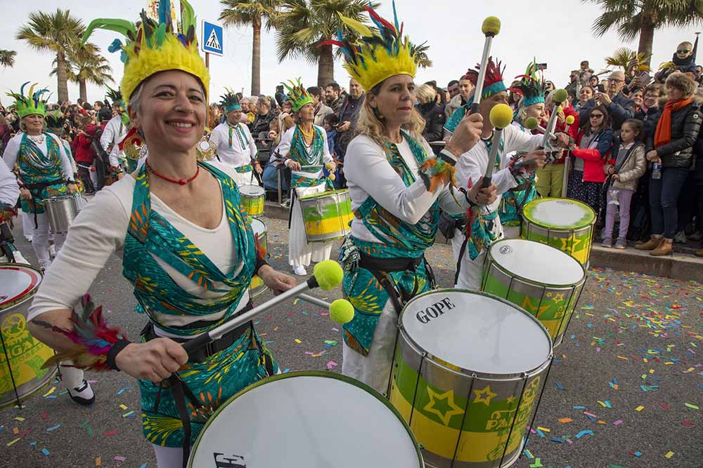 Mimosa - Entre chaque char, des artistes, des danseurs, des musiciens…