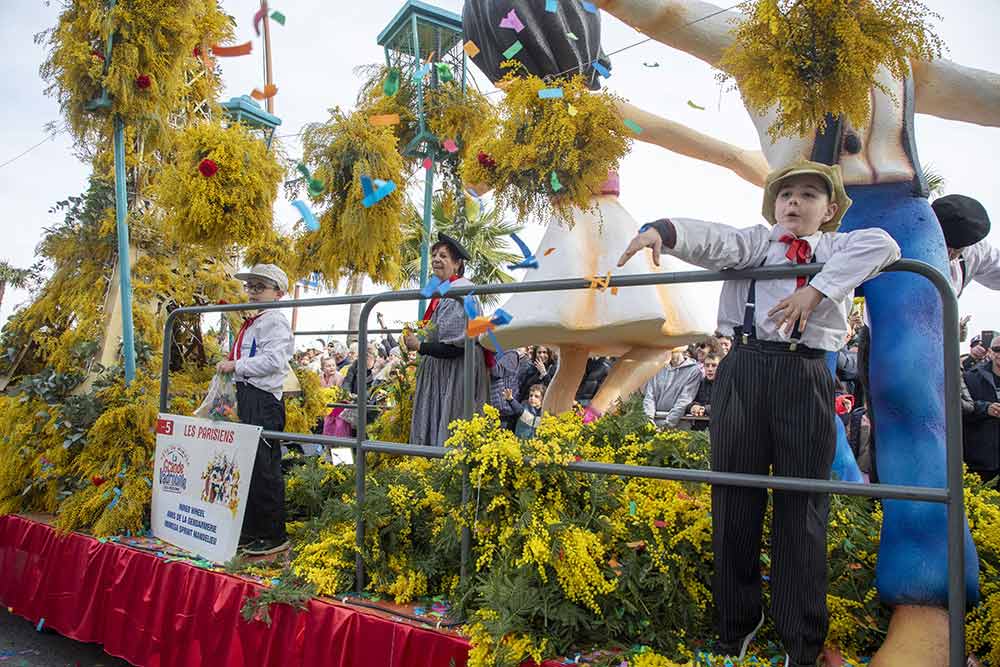  Le char des Parisiens a de belles provisions de mimosa à distribuer.