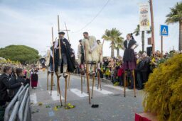 Mimosa - Les échassiers landais dominaient(en hauteur) ce défilé !