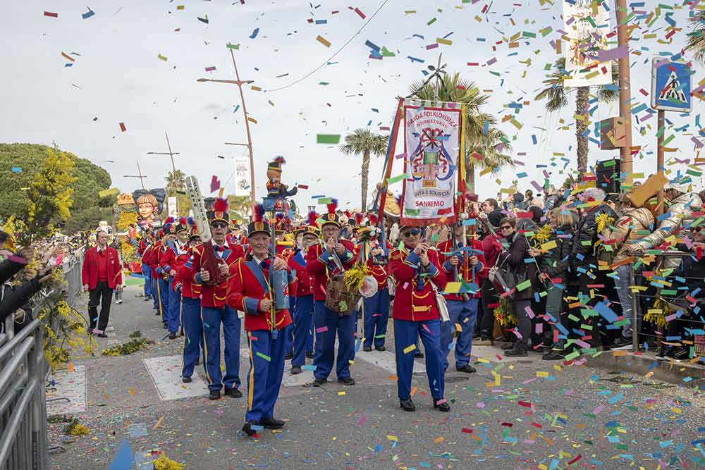 Fanfare, confettis en pluie, la fête bat son plein, partagée par tous.