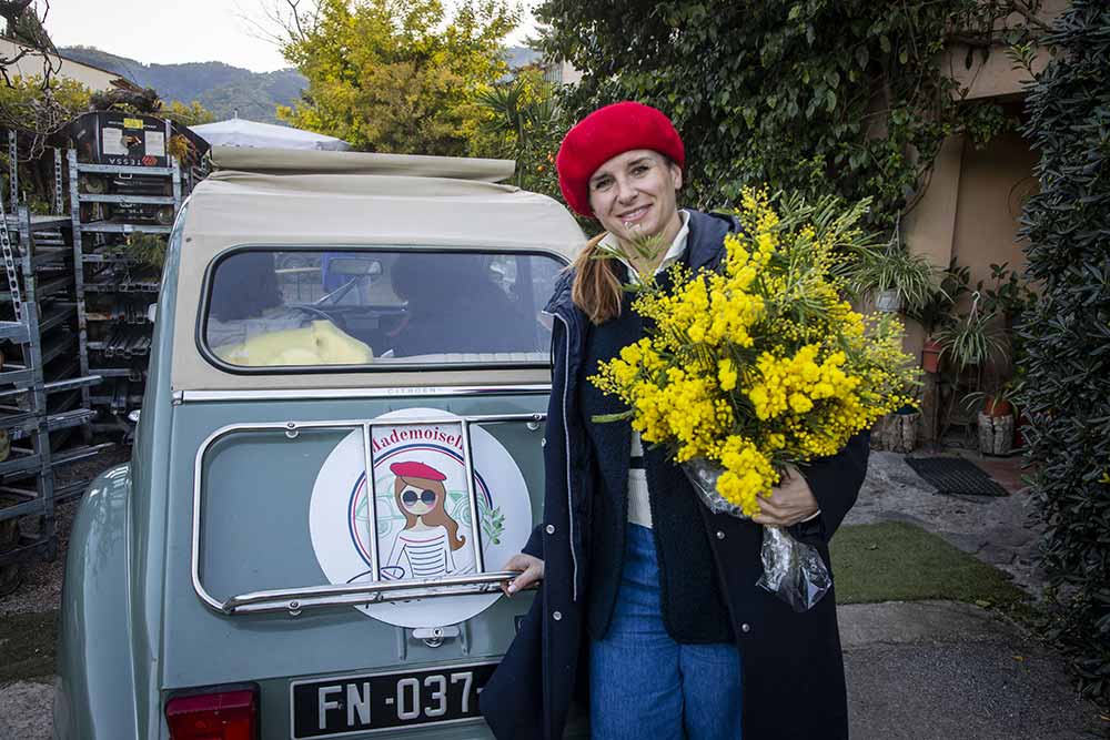 Mandelieu - Virginie, “Mademoiselle Riviera” et sa 2 CV.