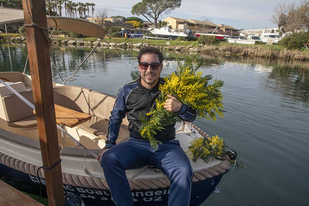 Le créateur d’Electric Boat Mandelieu nous accueille… avec du mimosa.