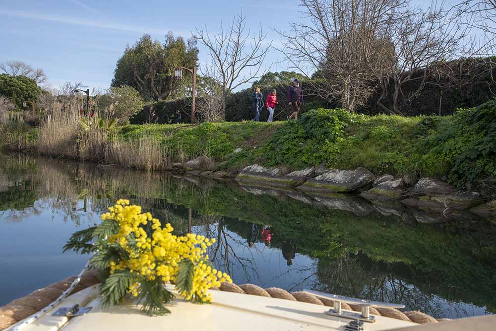 Des promeneurs sur la rive. Ils sont assez nombreux le week-end.