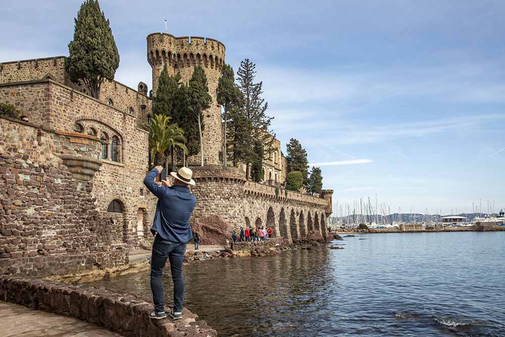 Le château de La Napoule donne directement sur la mer.