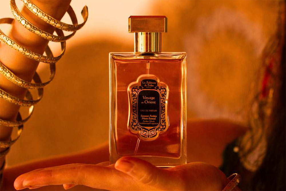 Ambre, Musc et Santal : Trois notes orientalespuissantes, trois identités affirmées, une seule fragrance iconique.