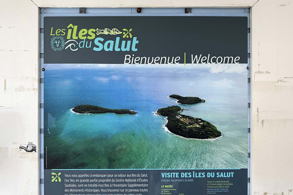 Îles-du-Salut - Au départ, à Kourou, un panneau nous fait découvrir les Îles du Salut.