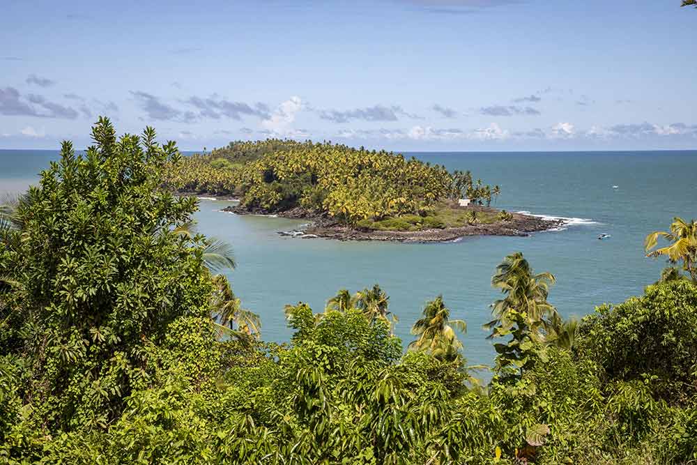 De l’Île Royale, nous apercevons l’île du Diable ou vécu le capitaine Dreyfus.