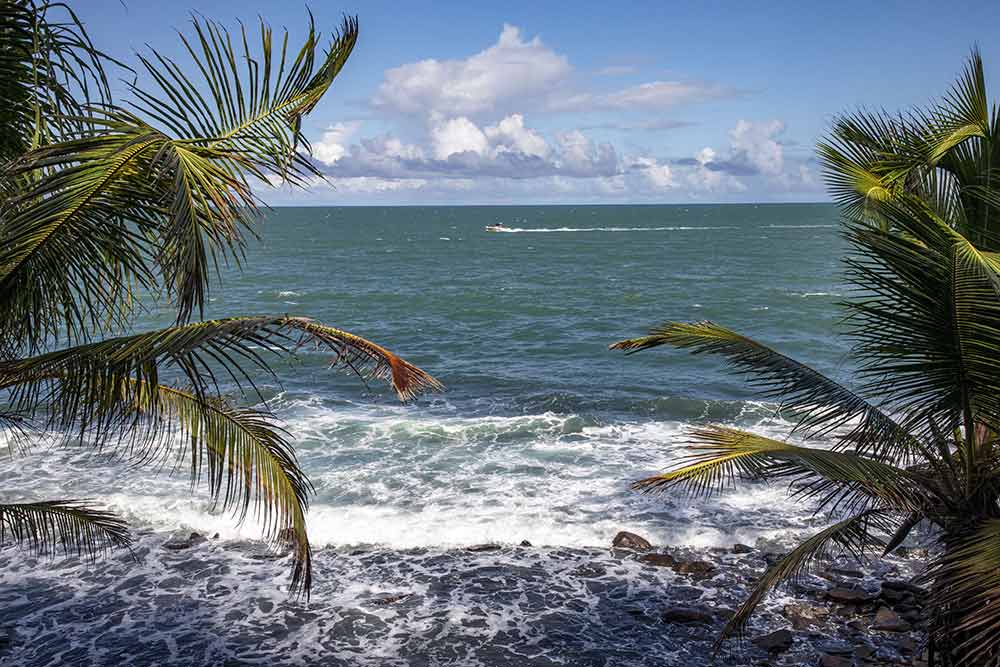 Derrière la beauté du rivage, on imagine le regard des bagnards posé sur cet océan immense, sans autre issue qu’un horizon vide.