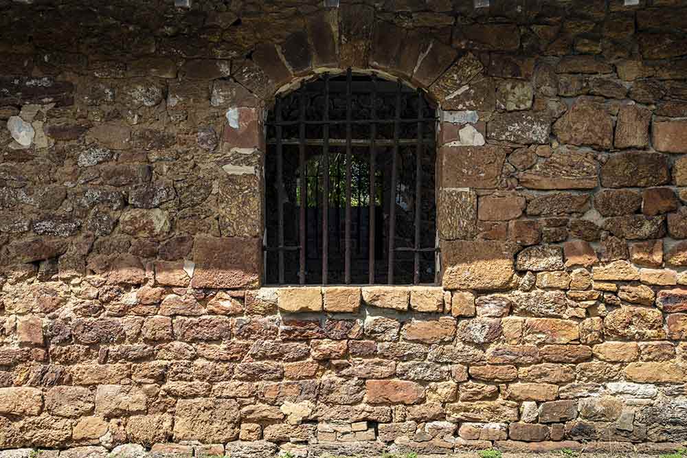 Îles-du-Salut -La rudesse de ces constructions rappelle que le bagne fut aussi un outil de colonisation, fondé sur le travail forcé des condamnés.