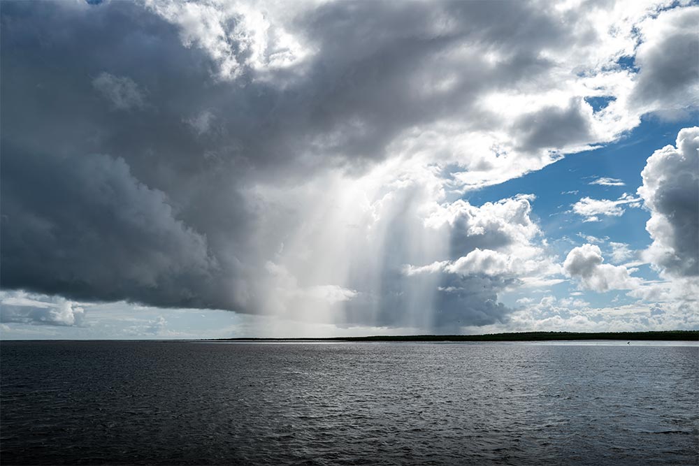 C’est depuis Kourou, à l’embouchure de la rivière Kourou, que commence la traversée vers les Îles du Salut.