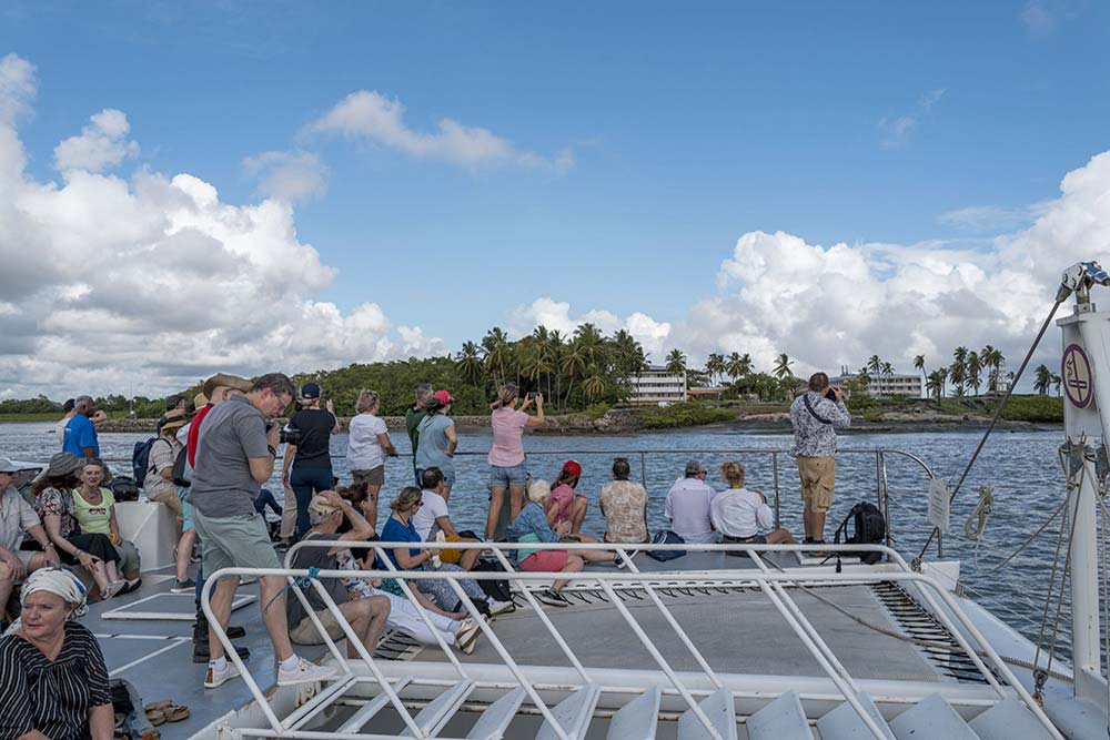 Îles-du-Salut - Sur le catamaran, Passage devant l’hôtel des Roches où a séjourné une partie des journalistes. Juste à côté, la Tour Dreyfus.