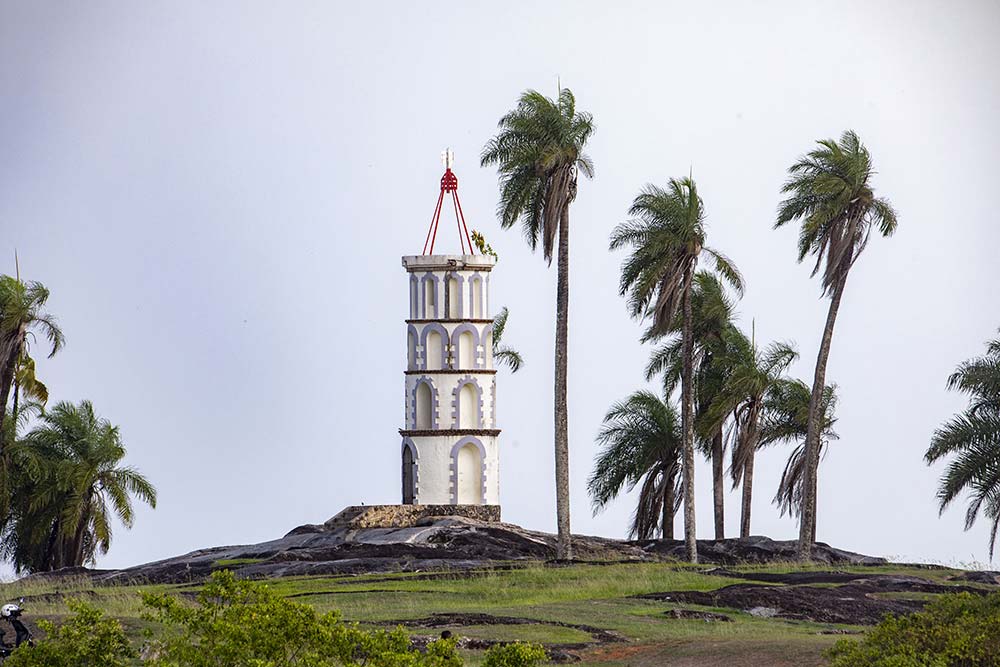 Passage devant la tour Dreyfus à la pointe des Roches.