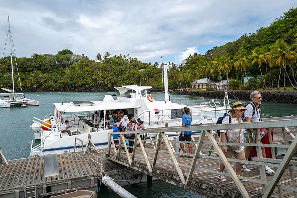 Les 80 journalistes débarquent sur l’île.