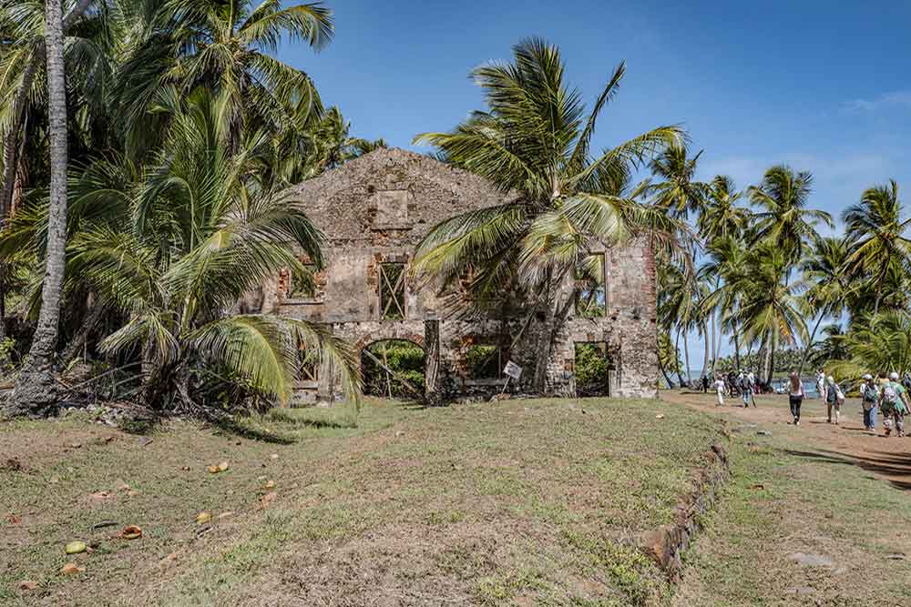 Nous démarrons notre tour de l’île en passant devant l’atelier. Il ne reste plus grand-chose !