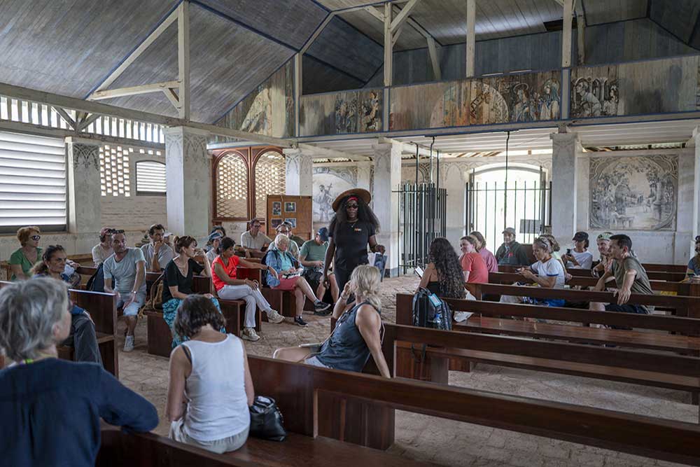 Îles-du-Salut - Notre guide nous raconte l’histoire de cette chapelle.