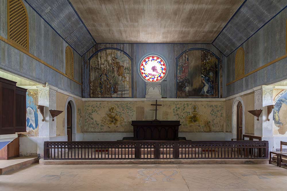 Îles-du-Salut - Vue du chœur et de la tribune de la chapelle. Une campagne de restauration a redonné des couleurs aux peintures en 2019.