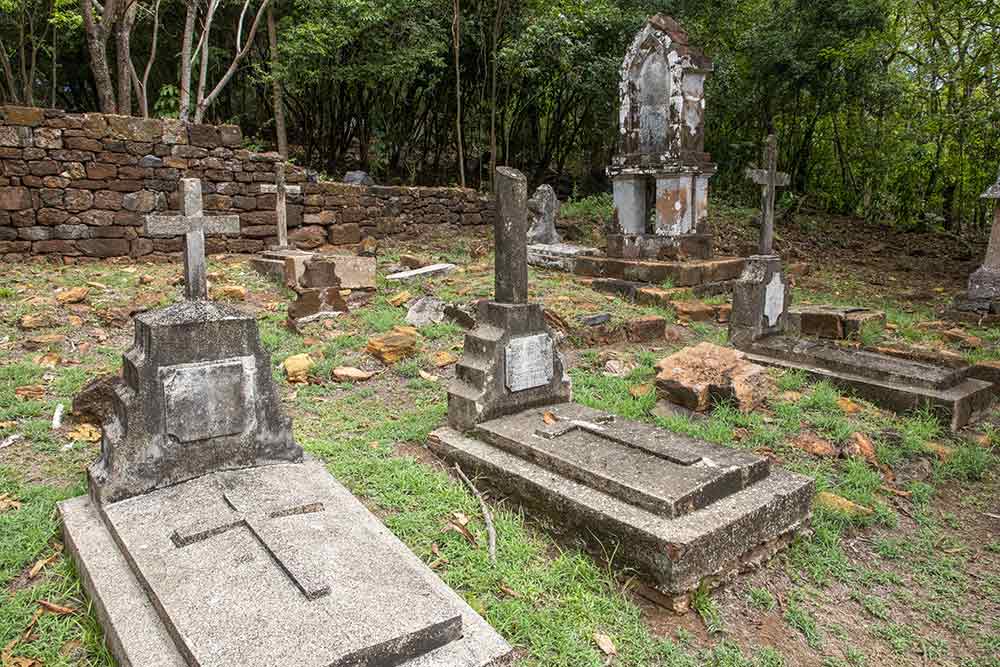 Le cimetière des enfants. Les plaques sont à peine lisibles.