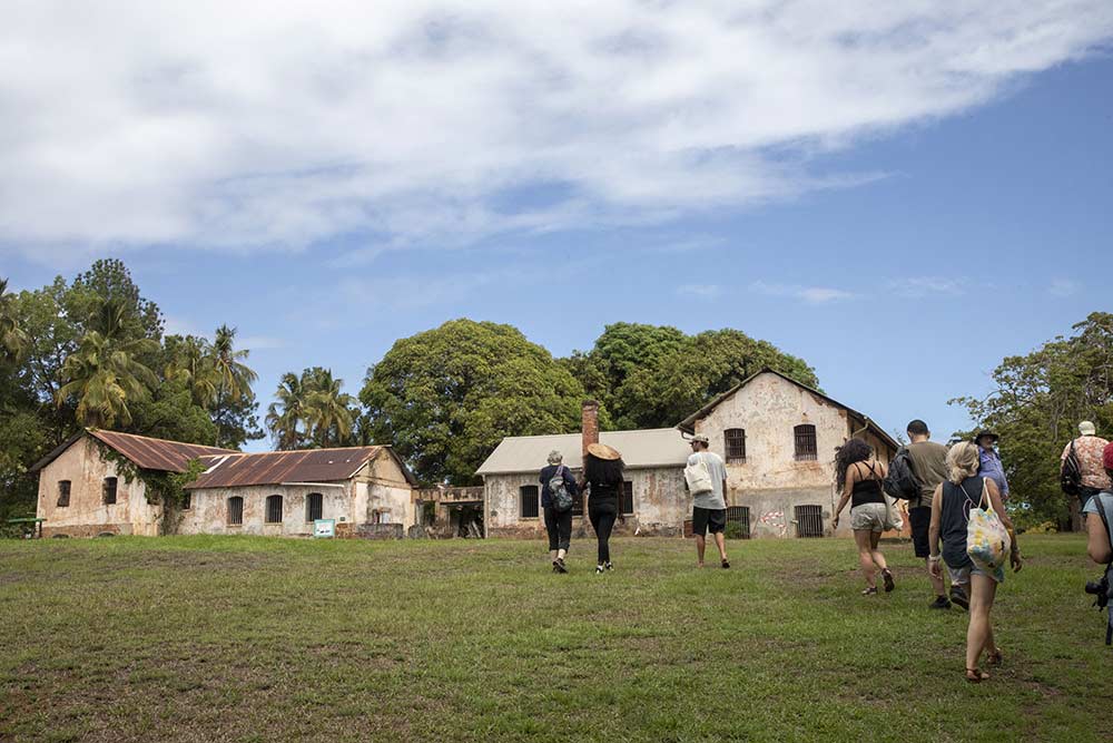 Îles-du-Salut - Nous nous dirigeons vers les cellules du bagne.