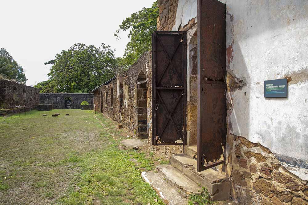 La cour du quartier des cellules conserve l’austérité brute de l’ancien bagne.