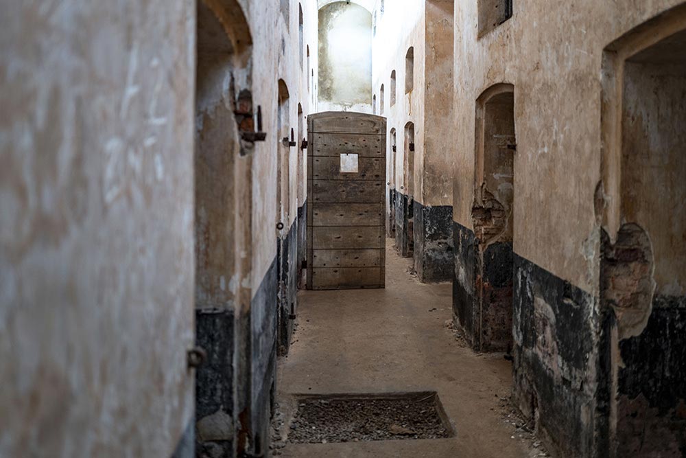 Une porte ouverte sur les cellules des prisonniers.