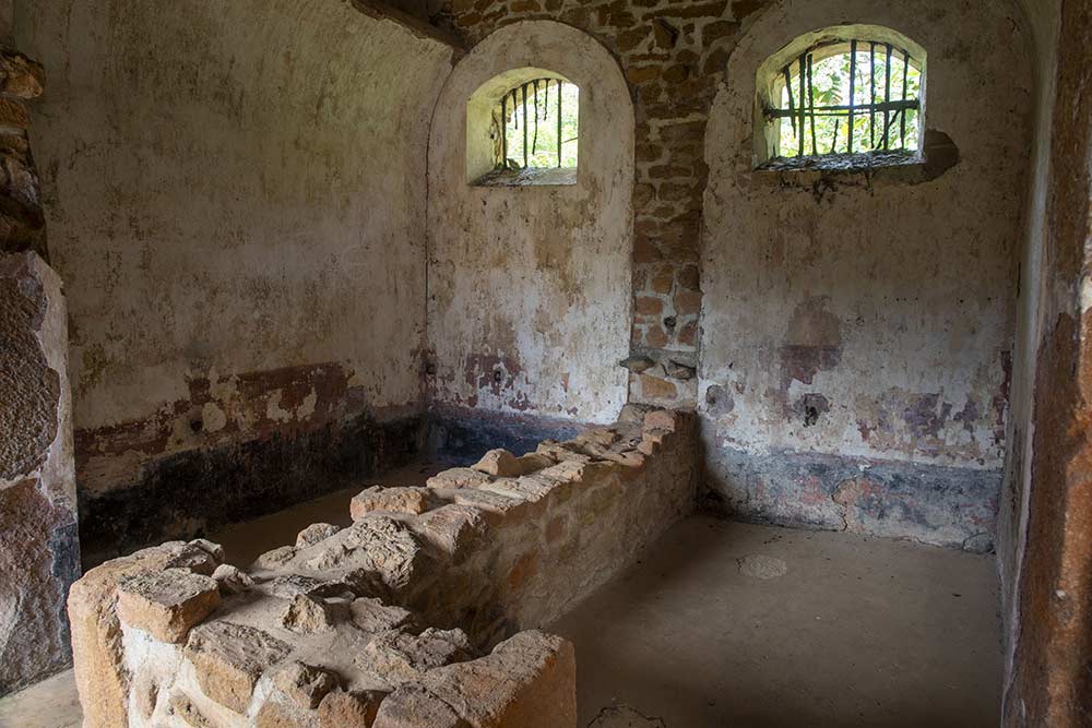 Deux cellules contiguës rappellent la promiscuité et la dureté des conditions de détention sur l’île Royale.