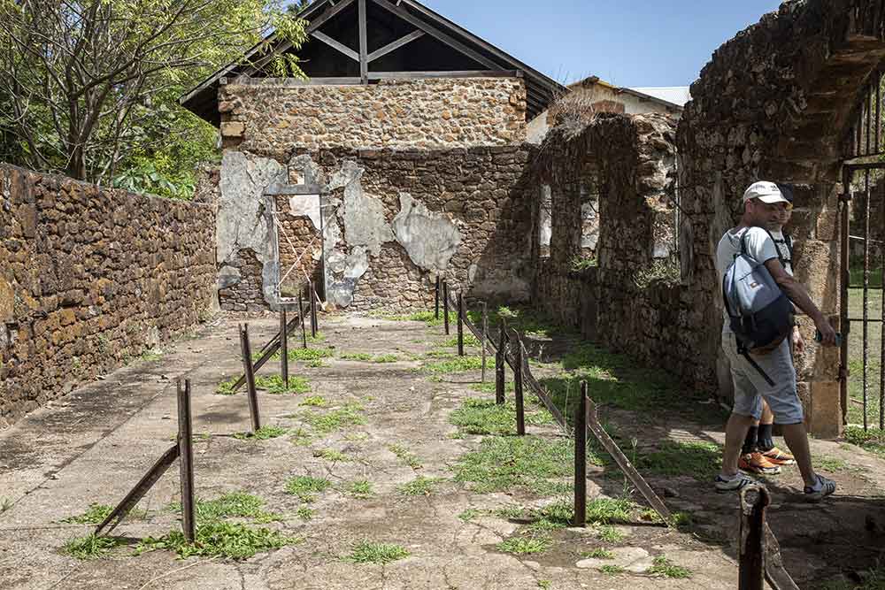 Des barres au centre, des crochets sur les murs. Les prisonniers n’avaient aucune liberté.