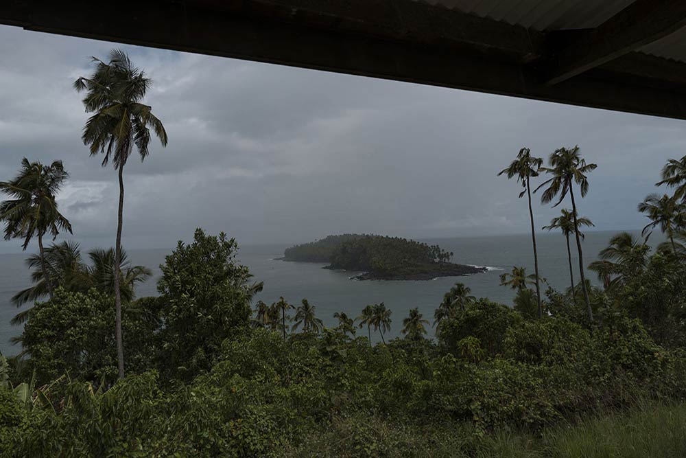 Du restaurant, vue directe sur l’île du Diable, sous la pluie tropicale.