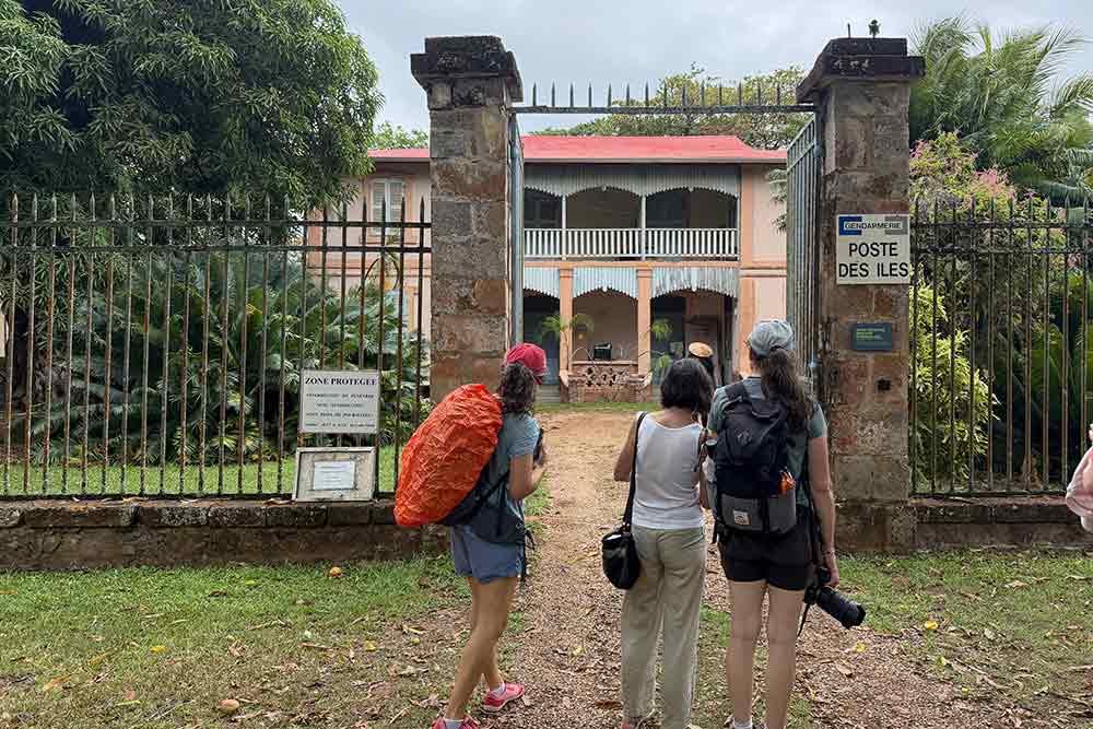 Ancien presbytère, habitation du médecin chef, ce bâtiment est aujourd’hui un poste de gendarmerie et des logements. Il a été restauré en 1996.