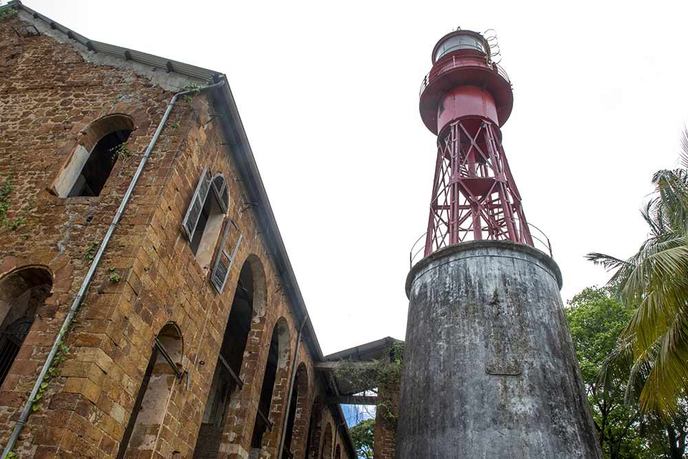 Le phare de l’île Royale s’élève au milieu des anciens bâtiments.