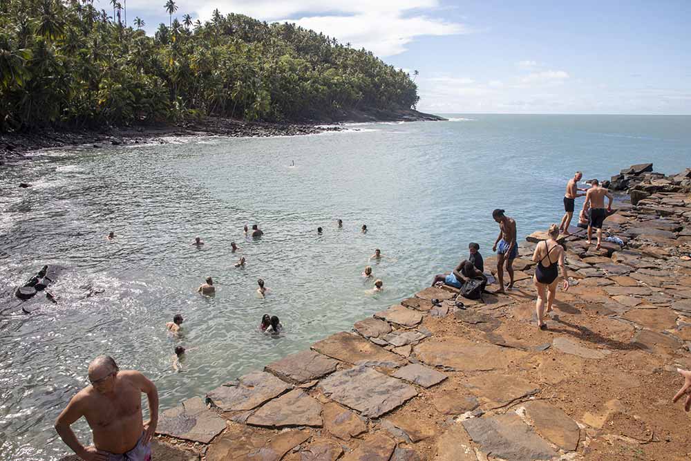 Il n’y a pas de plages de sable sur l’île, mais la piscine des bagnards permet de se baigner en sécurité.