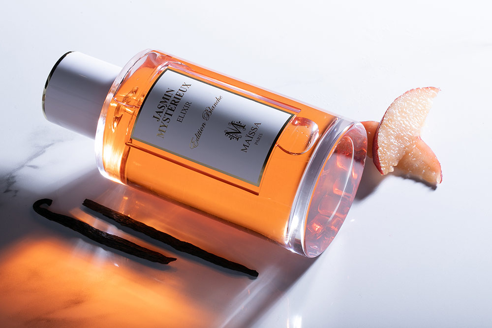 Jasmin mystérieux - Épuré et intemporel, le flacon laisse circuler la lumière à travers le jus.