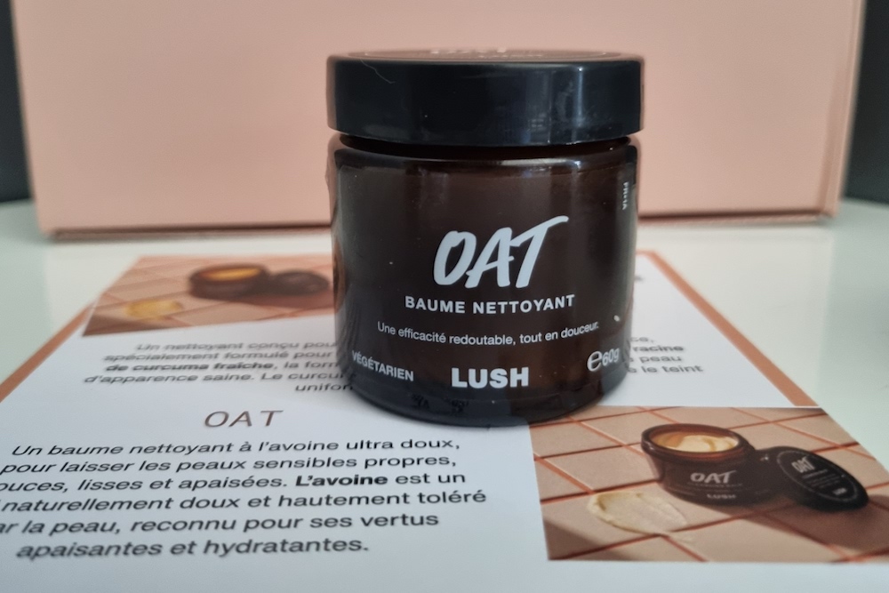 À base d’avoine, le baume nettoyant Oat enveloppe les peaux sensibles d’une douceur réconfortante.