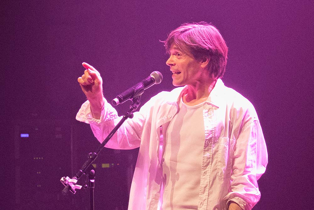 Lionel Langlais s'adresse à son public tout au long du spectacle.