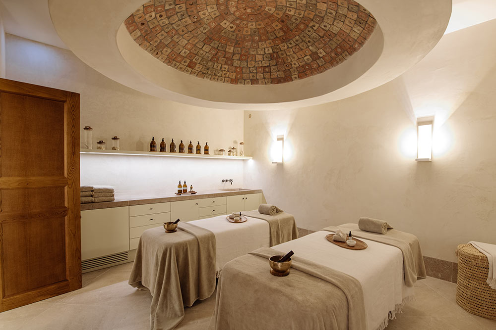 Une salle de massage pour deux personnes.