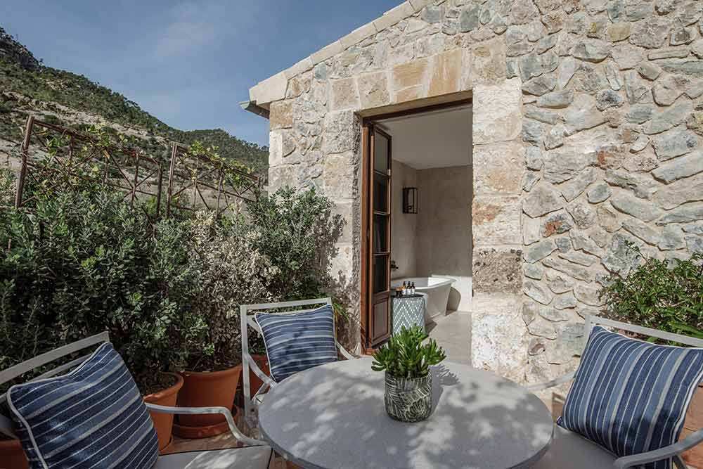 La salle de bain donne sur la terrasse.