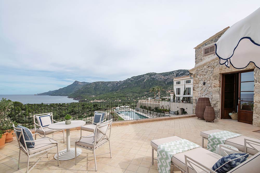 Une magnifique terrasse pour cette suite.