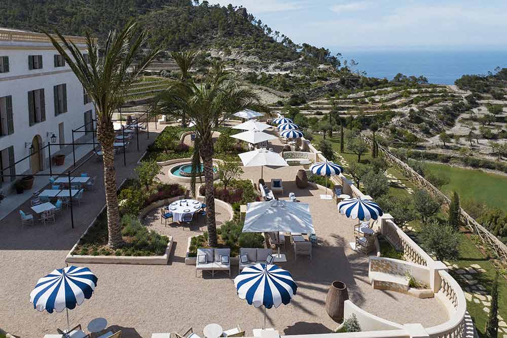 La terrasse donne sur les vignes.