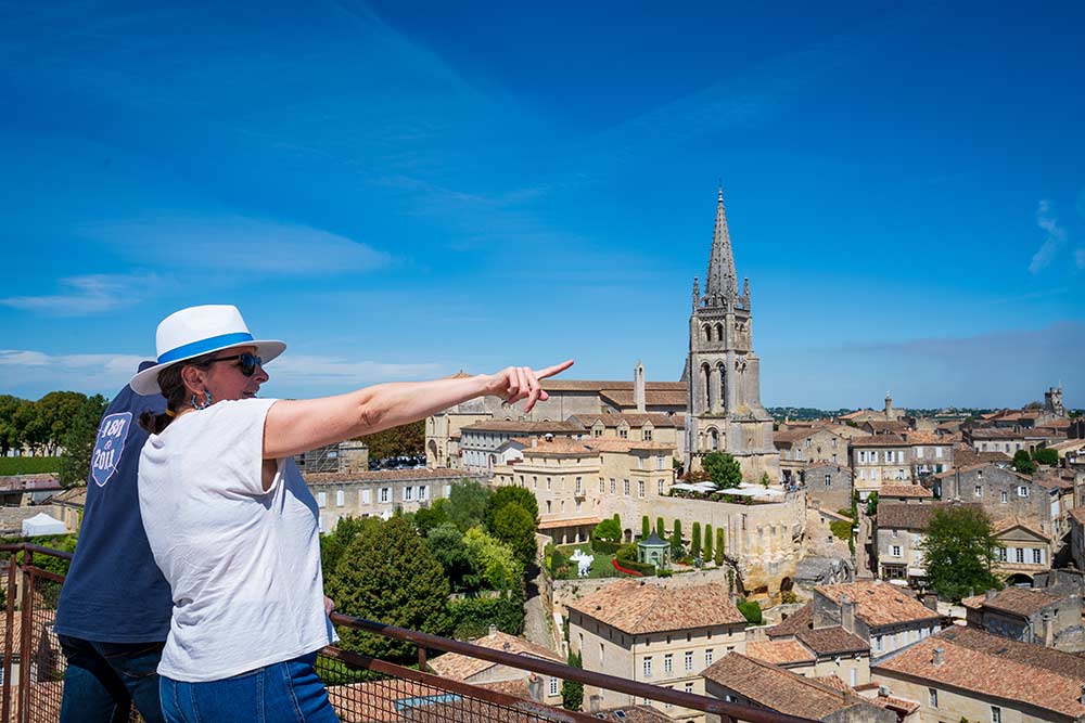 Des touristes heureux.