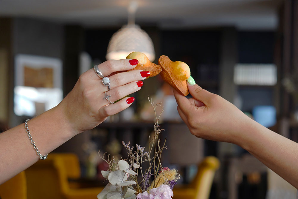 De savoureuses Madeleines avec une tasse de thé.