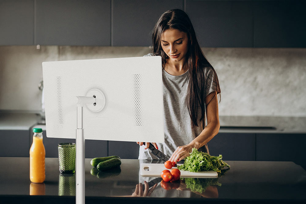 Le Thomson Go TV - Cuisiner et suivre une émission en même temps… Pratique ! ©Thomson