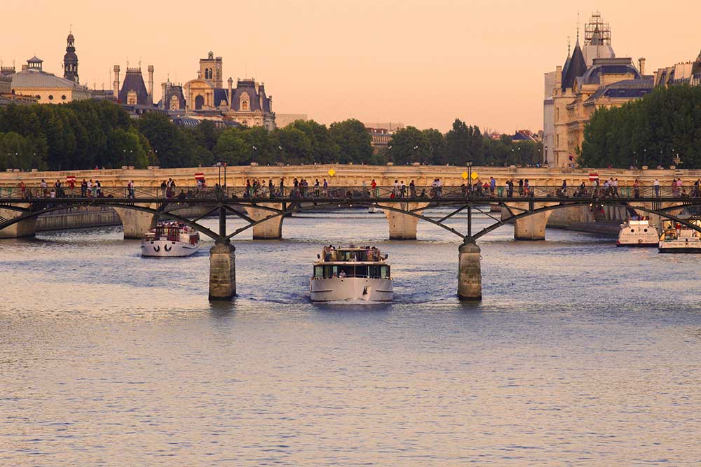 Croisière Comedy Club - Entre les constructions qui jalonnent la Seine et les ponts qui la traversent, les yeux sont partout.