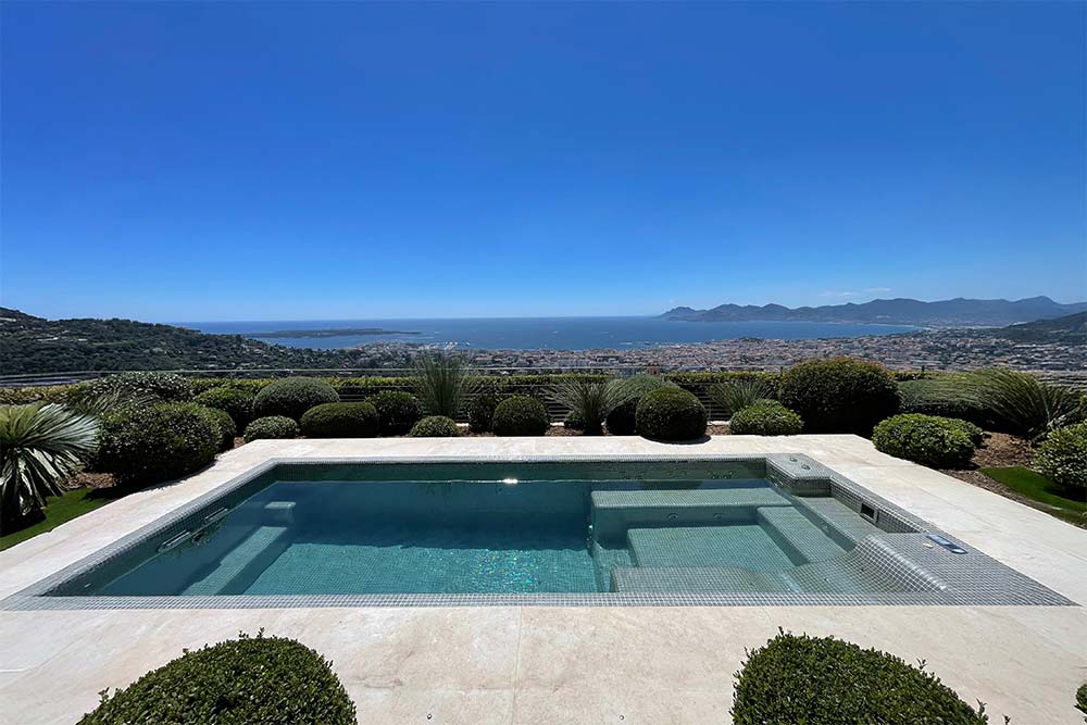 Clairazur - Une magnifique piscine.