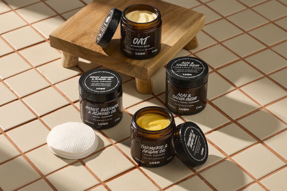 Lush a concocté quatre nettoyants visage dans des nouveaux contenants en verre ambré.