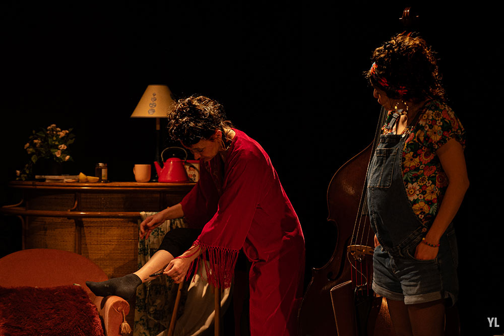 Framboise dessine sur sa jambe...