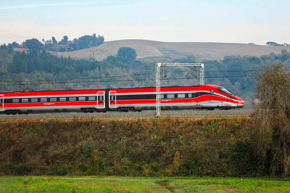 Avignon - Le Frecciarossa filant dans le paysage ©Trenitalia France