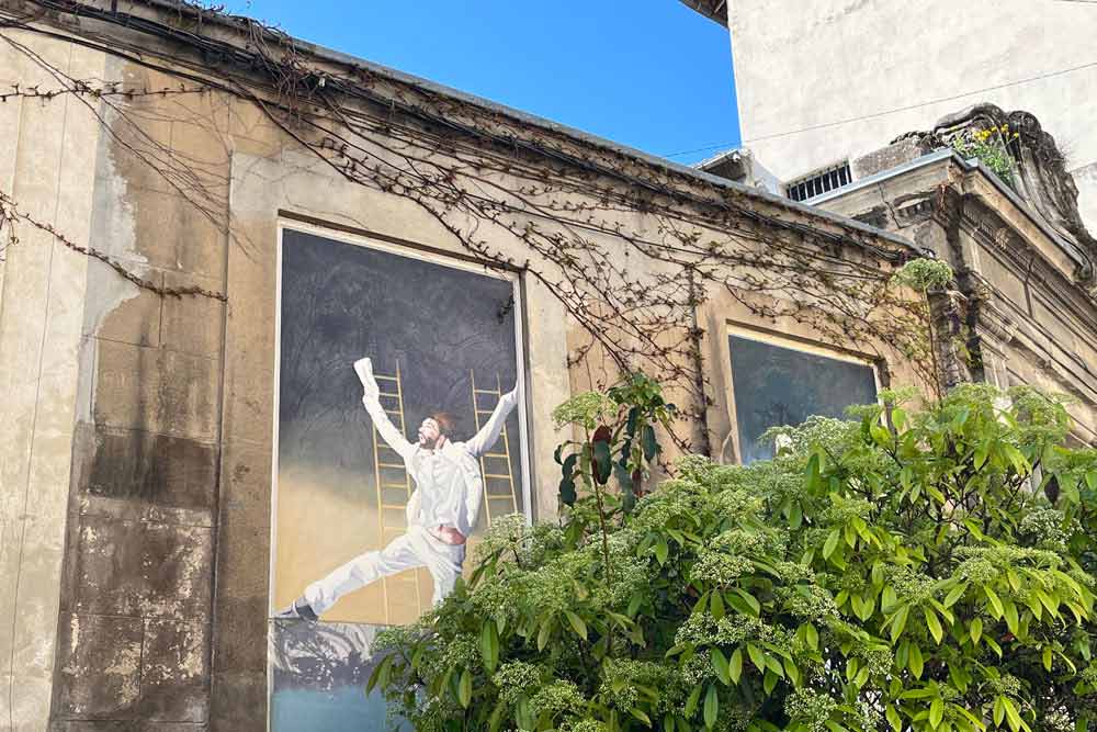Sur les murs d’Avignon : on y danse, on y danse…